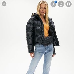 TNA super puff shorty - glossy black